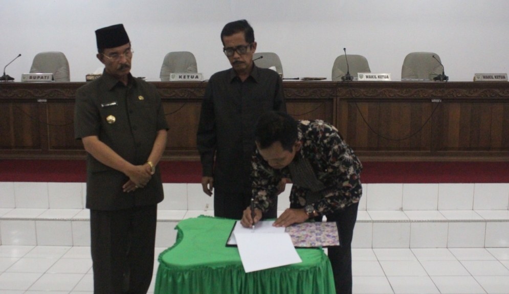 Wakil Ketua I DPRD Pasaman Bona Lubis SP sedang menandatangani naskah MoU Pembentukan 25 Nagari Se-Pasaman. (Afz)*