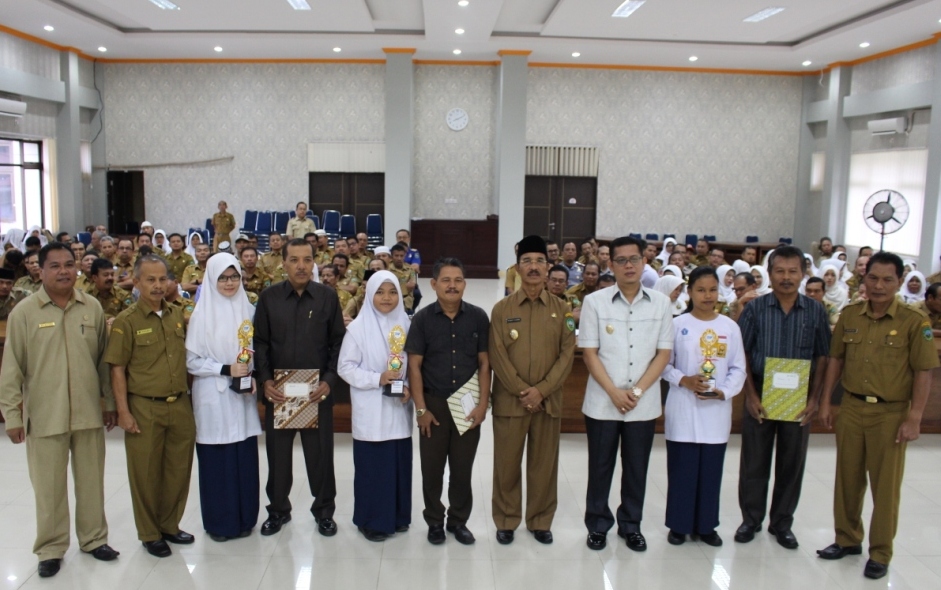 Bupati dan Wakil Bupati Pasaman berpoto bersama dengan siswa siswi SLTP Pasaman berprestasi Terbaik I Se-Sumatera Barat. (Afz)*