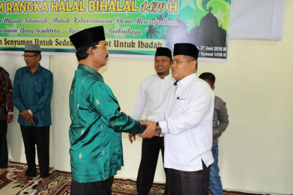 Bupati Yusuf Lubis menyalami pengurus Baznas Pasaman pada acara Halal Bi Halal