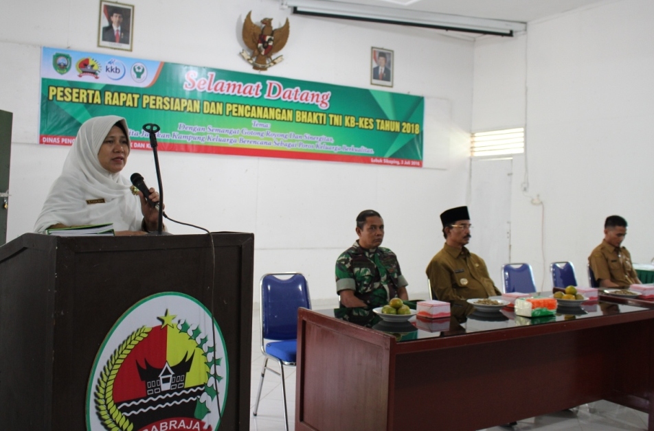 Kepala DPPKB Pasaman Dra Hj Yusnimar Apt sedang menyampaikan sambutan dalam acara persiapan Bhakti TNI KB Kes. (Afz)*