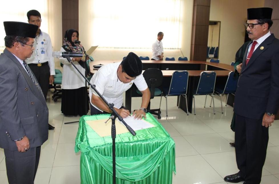 Kepala BKPSDM Pasaman Anasrullah, SH, MH Sedang menandatangani fakta integritas sebagai Saksi pelantikan dan pengambilan sumpah jabatan Staf Ahli Bupati