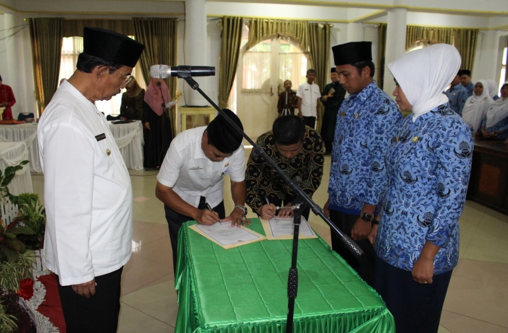 Kepala BKPSDM Anasrullah, SH, MH bersama Kabid Deswin tandatangani pakta integritas PNS dilingkungan Pemkab Pasaman.