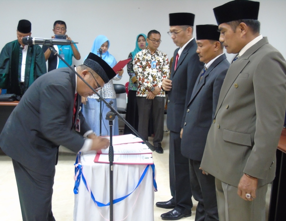 Kepala Inspektorat Kabupaten Pasaman Ir Rosben Aguswar. MSi menandatangani fakta Integritas pejabat baru dilantik