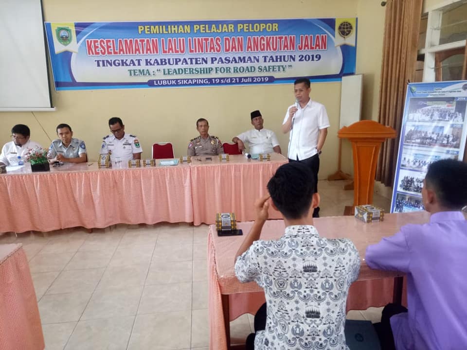 Wabup sedang menyampaikan sambutan bagi peserta pemilihan Pelajar Pelopor Keselamatan Lalu Lintas dan Angkutan Jalan Tingkat Kabupaten Pasaman Tahun 2019