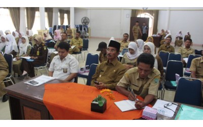 Bupati Pasaman Yusuf Lubis sedang seriusnya mendengarkan penjelasan Bappeda tentang pemilahan data Gender dan perlindungan anak.