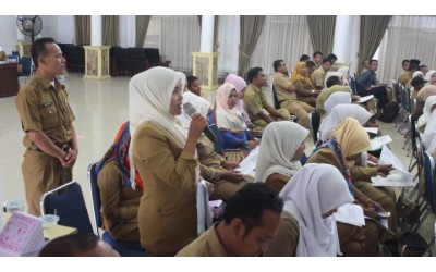 Peserta pelatihan mempertanyakan tentang peran gender dalam pembangunan di hadapan Bupati Pasaman Yusuf Lubis.JPG