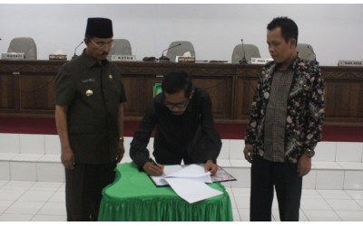 Ketua DPRD Pasaman Yasri sedang menandatangani naskah MoU Pembentukan 25 Nagari Se-Pasaman. (Afz)*