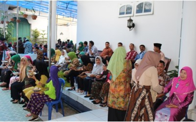 Para pegawai/staf di berbagai instansi pemerintahan Kabupaten Pasaman sedang menikmati sajian dalam open house di rumah dinas Bupati ba'da lebaran 1439 H. (Afz)*