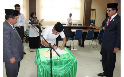 Kepala BKPSDM Pasaman Anasrullah, SH, MH Sedang menandatangani fakta integritas sebagai Saksi pelantikan dan pengambilan sumpah jabatan Staf Ahli Bupati