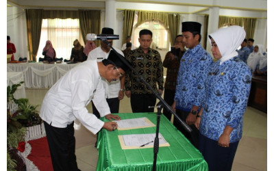 Bupati Pasaman H. Yusuf Lubis, SH, MSi menandatangani pakta integritas PNS yang diambil sumpah/janji PNS dilingkungan Pemkab Pasaman